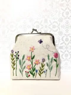 野花と蝶の刺繍がま口ポーチA 手刺繍ハンドメイド