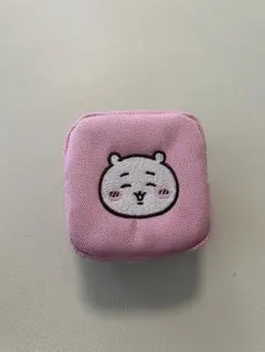 ちいかわ カラビナつき刺繍スクエアミニポーチ　ちいかわ