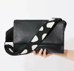 ear PAPILLONNER ワイド柄テープショルダーバッグ　ブラック