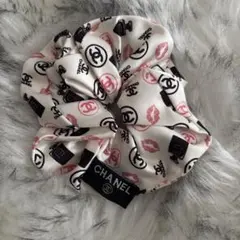 ノベルティ CHANEL ロゴプリント シュシュ