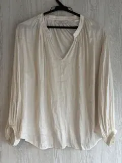 アイボリー Vネック 長袖シャツ