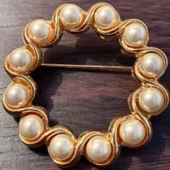 AVONヴィンテージ パールブローチ　美品　重厚感あり　ゴールドカラー　真珠