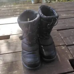 黒のスノーブーツ 雪の結晶模様