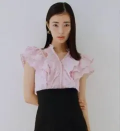 スナイデルフリル付きピンクノースリーブシャツ