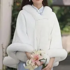 バロックスタイルの繊細な白いフェイクショール