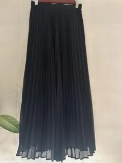 黒のプリーツロングスカート