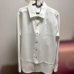 タグ付き白シャツのサムネイル