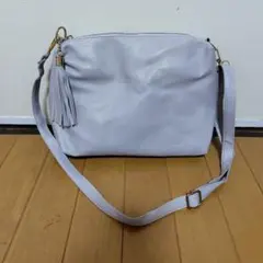 ライトグレー タッセル付きショルダーバッグ
