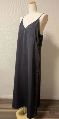 ユニクロ ダークグレー キャミワンピース ロング丈 サテン