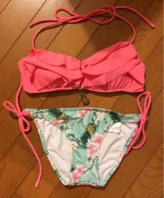 水着 ビキニ 花柄のサムネイル