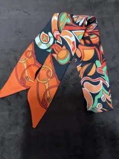 オレンジと黒のスカーフ