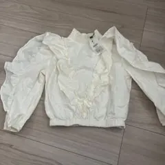 フリル付きホワイトクロップドシャツのサムネイル
