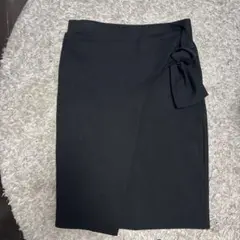 黒いラップスタイルタイトスカート