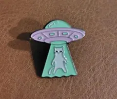 猫×UFO ピンバッジ　白猫