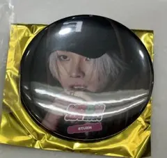 kcon カフェ　8turn 缶バッジ