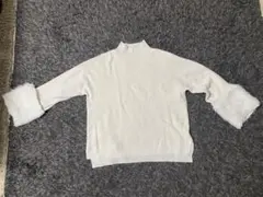 GUホワイト ファー付き長袖セーター M