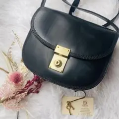 希少⭐︎LOEWE カーフレザー 本革 ゴールド金具 キー付き ショルダーバッグのサムネイル