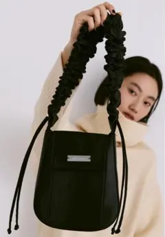 un/neu ギャザーハンドルサテンフラップバッグショルダーバッグ ブラック