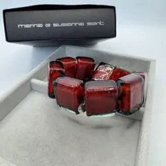 マリーナ&スザンナ セント　ブラック玉とハート型のレッドペンダントのネックレス マリーナ&スザンナ セント ブラック玉とハート型のレッドペンダントの