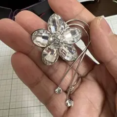 クリスタル花形ブローチ