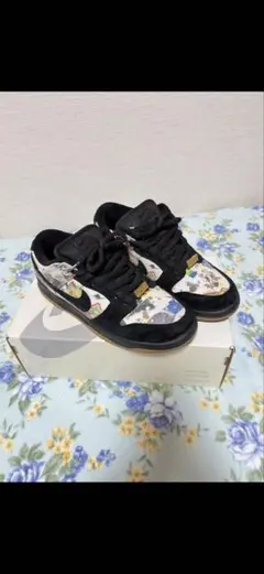 Supreme × Nike SB Dunk Low 