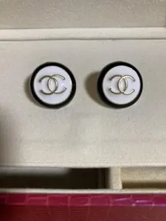 ナチュラル様専用　CHANEL ロゴ入りスタッドピアス