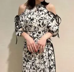 【美品】 SNIDEL 2wayスリーブプリントワンピース