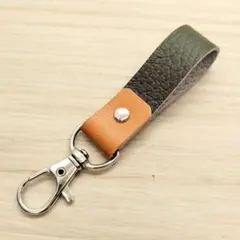 キーホルダー バイカラー 【カーキグリーン】 チャーム 小さい 革 ストラップ