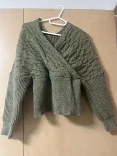 オリーブグリーン クロスオーバー ニット