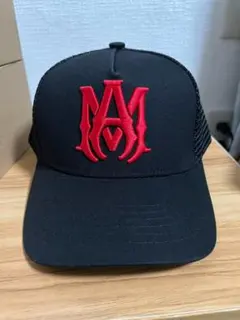 AMIRI トラッカーキャップ ブラック/レッド