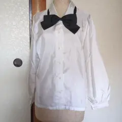 リボン付きホワイトシャツ