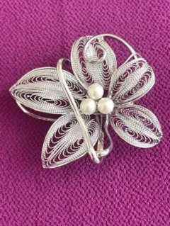 ブローチ　フラワーブローチ　シルバーカラー ブローチ　パールブローチ