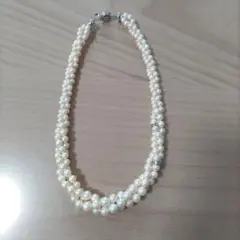 エレガントなクリーム色パールネックレス