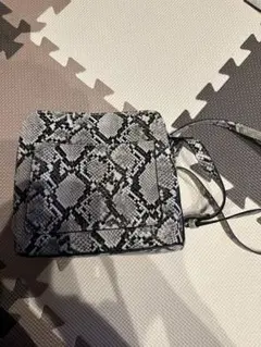 ヘビ柄ショルダーバッグ グレーとブラック