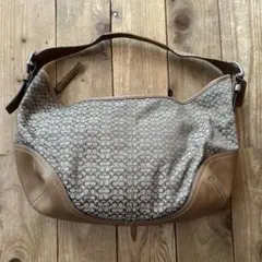 COACH シグネチャー柄ベージュキャンバスハーフムーンワンショルダーバッグ