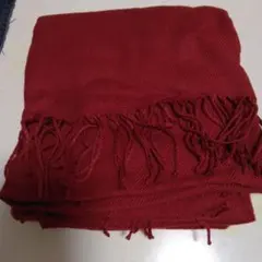 赤いフリンジ付きマフラー