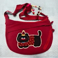 猫の刺繍が施された赤いバッグ