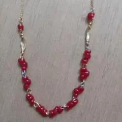 赤いビーズのネックレス