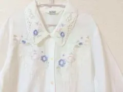 vintage お花の刺繍　蝶々のような襟　レトロなブラウス