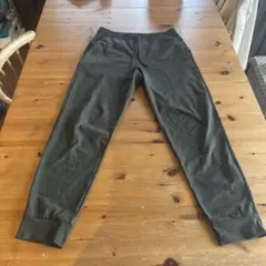 美品　ウルトラストレッチアクティブジョガーパンツ　ダークグリーン　丈長め