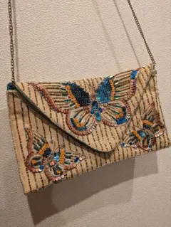 蝶刺繍 クラッチバッグ ベージュ
