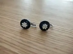 紺と白の花モチーフ クリップイヤリング