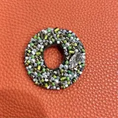 【匿名配送】ビーズ刺繍ブローチ　クリスマス　リース