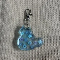 レジン♡青い花柄のネコのキーホルダー　小さなおまけ付き