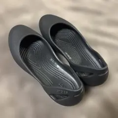 crocs ブラック フラットシューズ W7のサムネイル