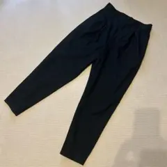 タック入り黒テーパードパンツ