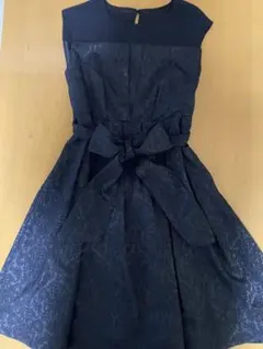 黒いリボン付きAラインドレス