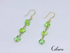 ☆緑色のキューブが揺れるピアス☆ゴールドカラー☆チェコビーズ☆イヤリング☆