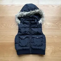 黒いフード付きダウンベスト