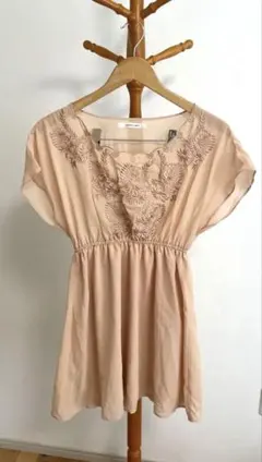 美品！UNRELISH 刺繍 半袖チュニックのサムネイル